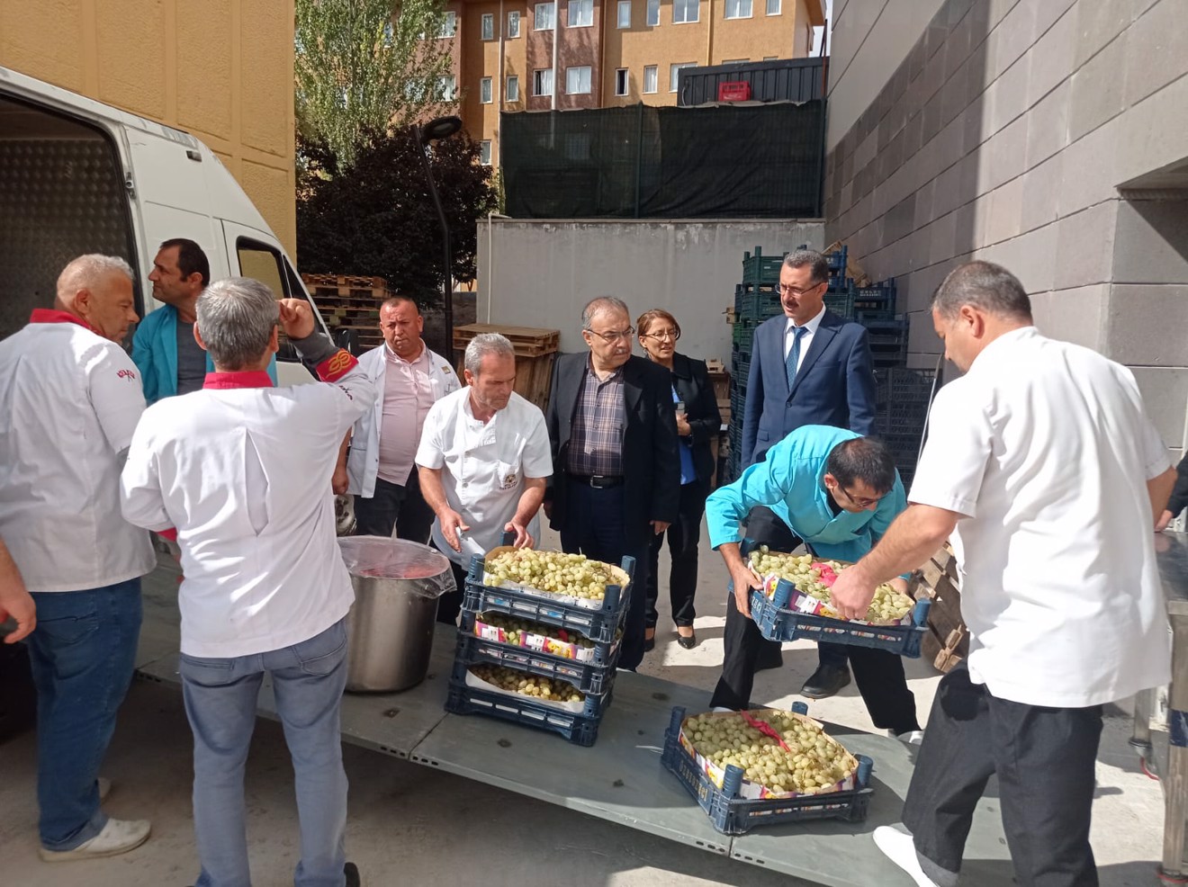 Rektör Yardımcımız Prof Dr.Emrullah EKEN hocamız Başkanlığımıza bağlı faaliyet gösteren Merkez Yemekhane ve Kutalmışoglu Süleyman Şah Tesisleri Yemekhanesinde incelemelerde bulundu.